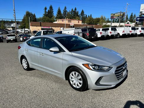 Used 2017 Hyundai Elantra SE image 3