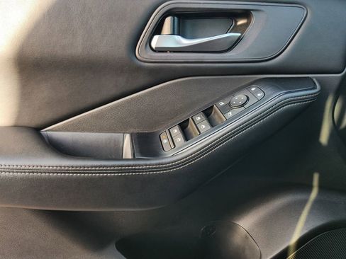 Used 2024 Nissan Rogue SV image 23