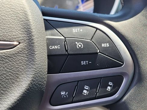 Used 2023 Chrysler Pacifica Touring-L FWD image 22