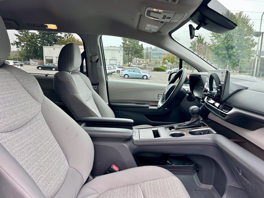 Certified 2024 Toyota Sienna LE AWD/4WD image 18