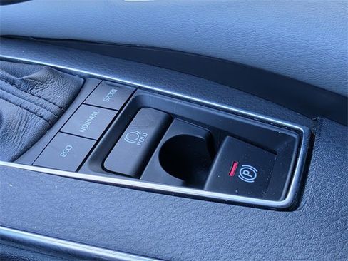 Used 2019 Toyota Avalon Limited image 23