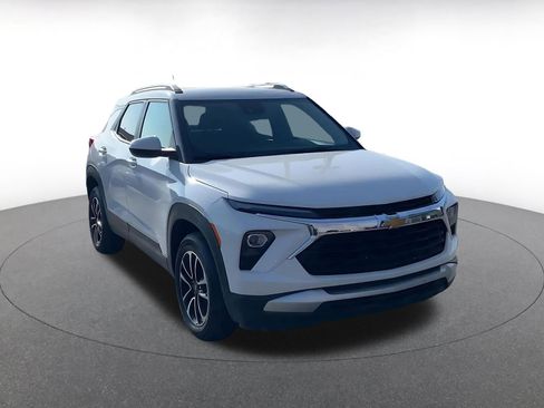 Used 2025 Chevrolet TrailBlazer LT image 3