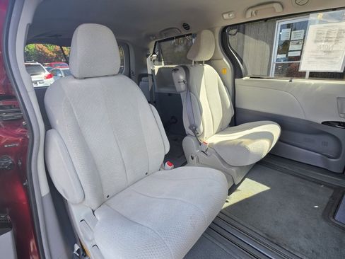 Used 2011 Toyota Sienna LE FWD image 12