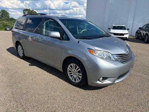 Used 2011 Toyota Sienna XLE FWD image 2