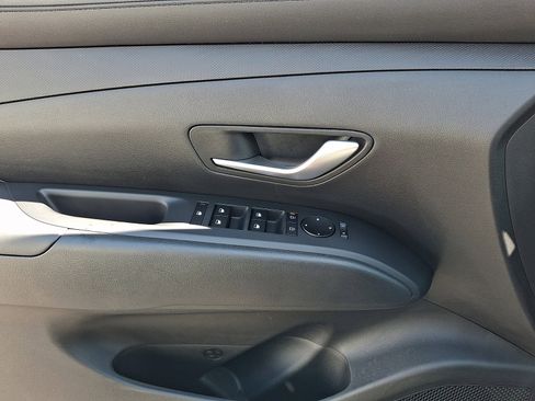 Certified 2025 Hyundai Tucson SE image 12