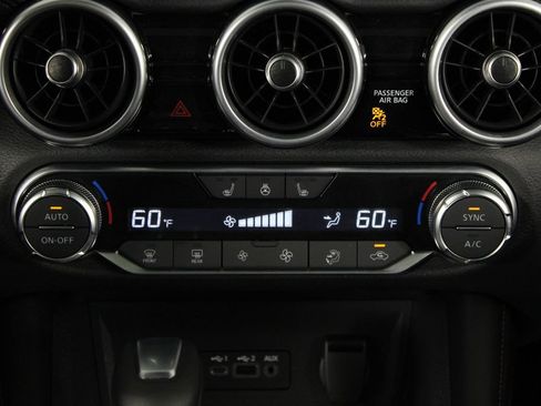 Used 2025 Nissan Sentra SR w/ SR Premium Package FWD image 19