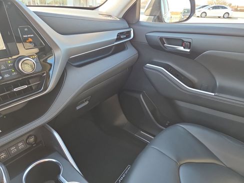 Used 2024 Toyota Highlander XLE image 13