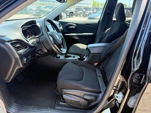 Used 2021 Jeep Cherokee Latitude AWD/4WD image 2