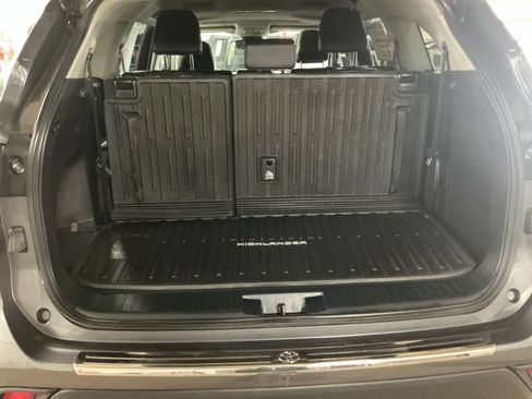 Used 2022 Toyota Highlander XLE AWD/4WD image 27