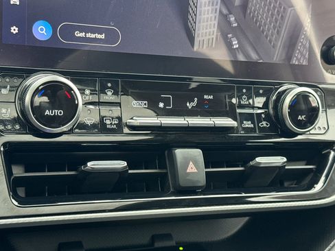 Used 2024 Toyota Highlander Platinum image 28