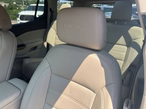 Used 2018 GMC Acadia Denali w/ Technology Package FWD image 6
