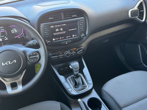 Used 2025 Kia Soul LX w/ LX Technology Package FWD image 20
