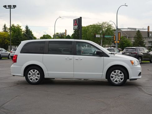 Used 2018 Dodge Grand Caravan SE w/ UConnect Hands-Free Group FWD image 2
