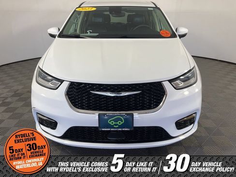 Used 2023 Chrysler Pacifica Touring-L FWD image 11