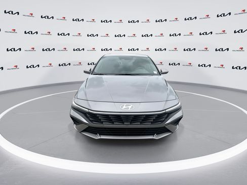Used 2025 Hyundai Elantra SE FWD image 3