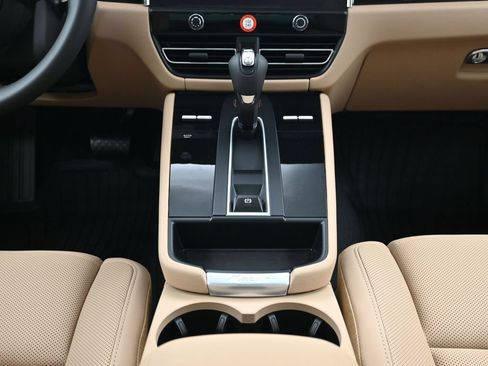 Certified 2026 Porsche Macan AWD/4WD image 10