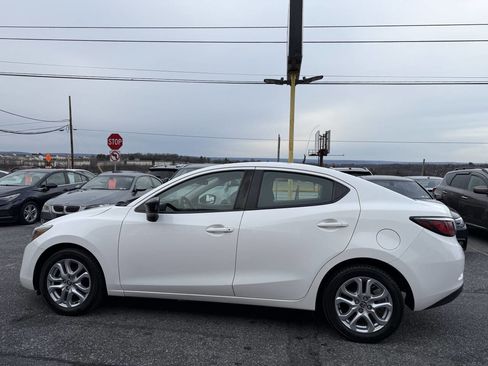 Used 2017 Toyota Yaris iA image 8