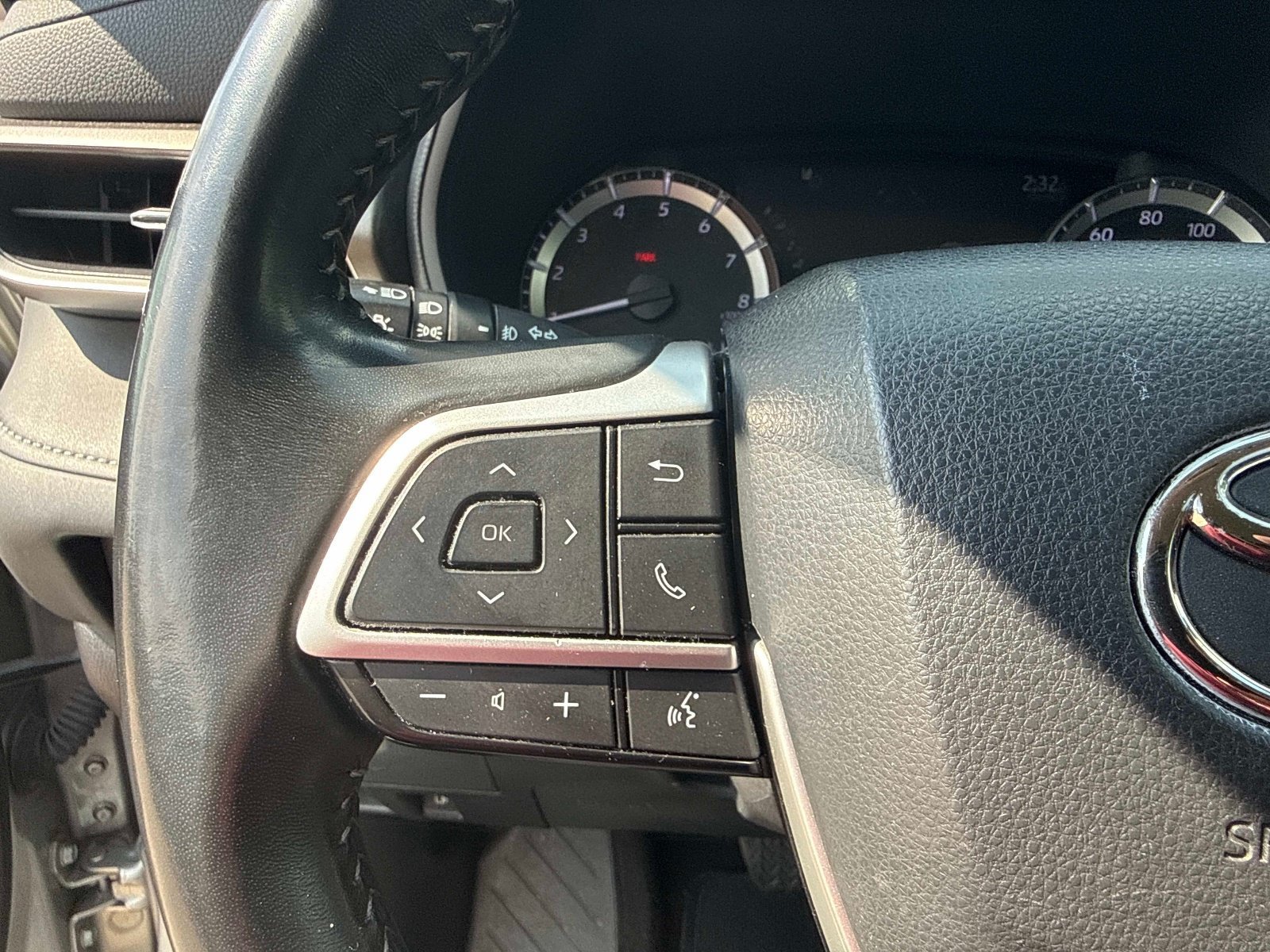 Used 2023 Toyota Highlander LE AWD/4WD image 24