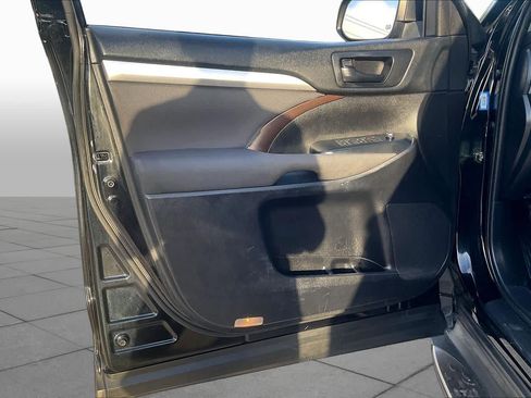 Used 2019 Toyota Highlander LE FWD image 21