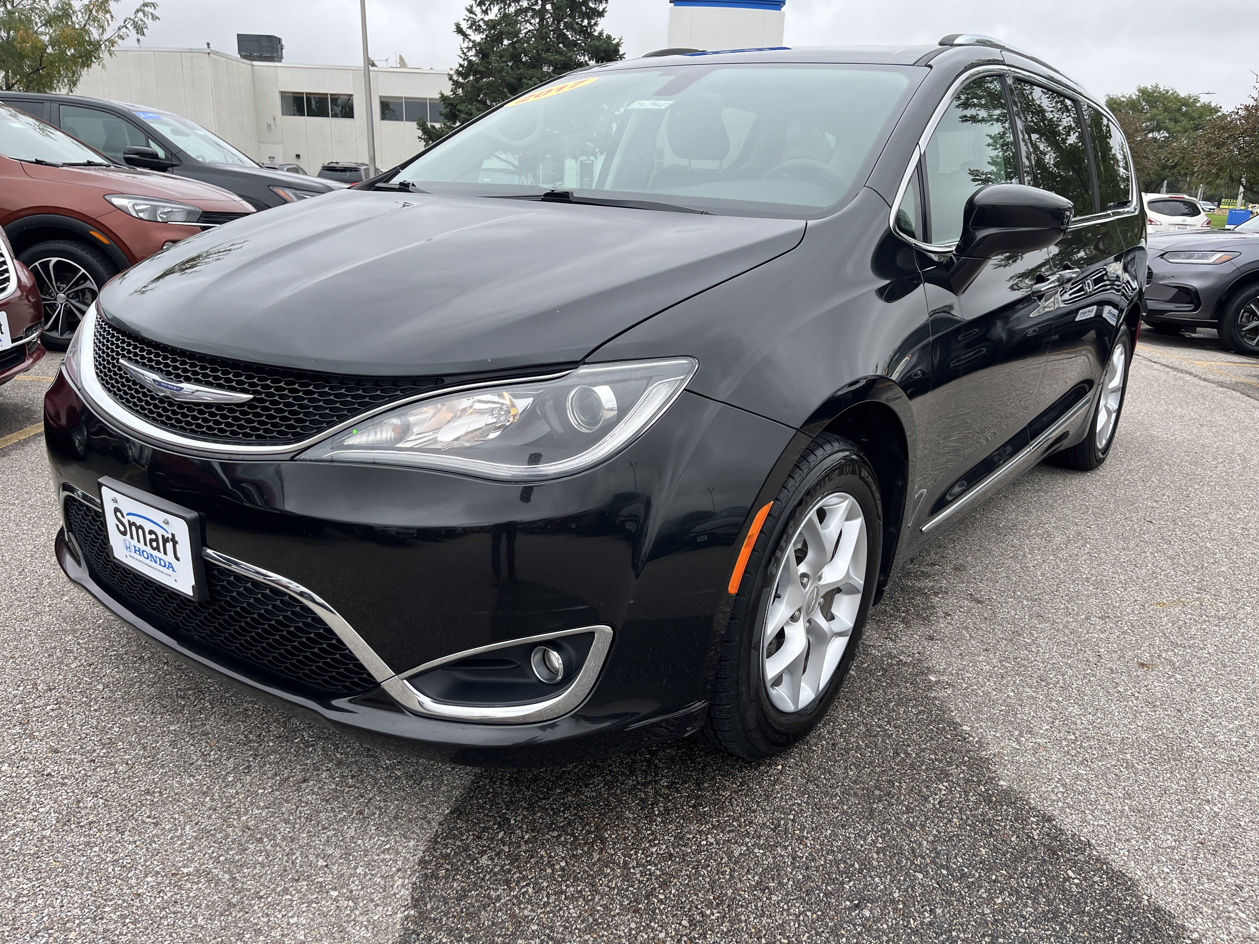Used 2017 Chrysler Pacifica Touring-L Plus w/ Tire & Wheel Group FWD image 2