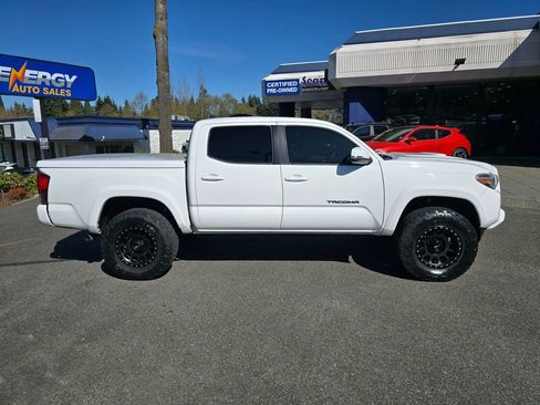 Used 2017 Toyota Tacoma TRD Sport w/ Tow Package (A/T) image 11