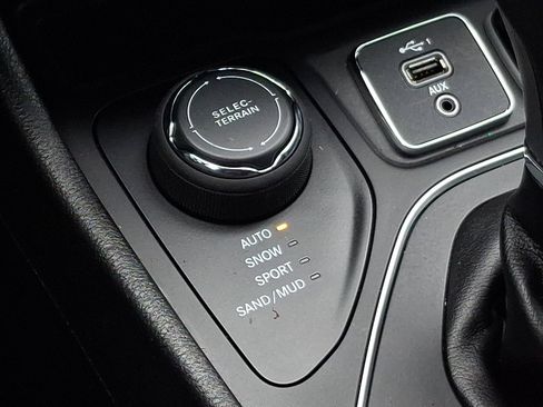 Used 2021 Jeep Cherokee Latitude Lux w/ Comfort/Convenience Group image 25