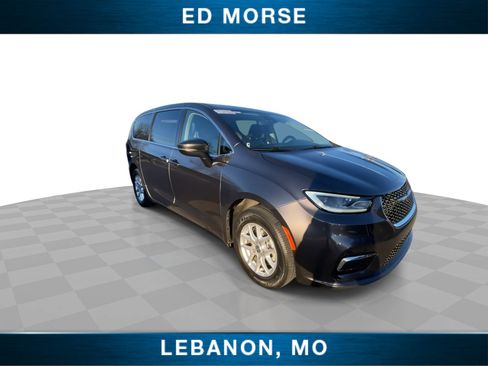 Used 2023 Chrysler Pacifica Touring-L image 2