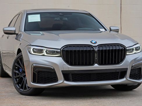 Used 2022 BMW 740i w/ M Sport Package RWD image 4