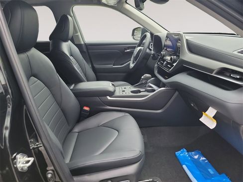 New 2023 Toyota Highlander XLE image 15