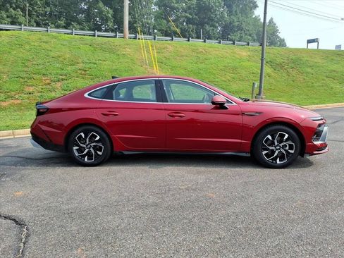 Used 2025 Hyundai Sonata SEL FWD image 2