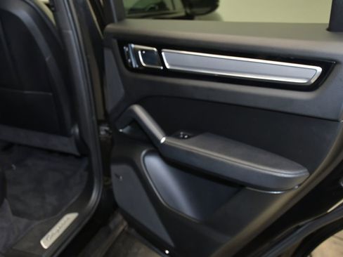 Certified 2023 Porsche Cayenne Platinum Edition AWD/4WD image 23