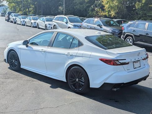 Used 2025 Toyota Camry SE image 5