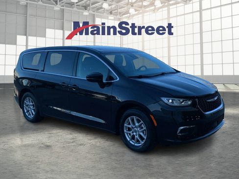 Used 2024 Chrysler Pacifica Touring-L image 7