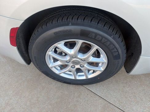 Used 2023 Chrysler Voyager LX image 29