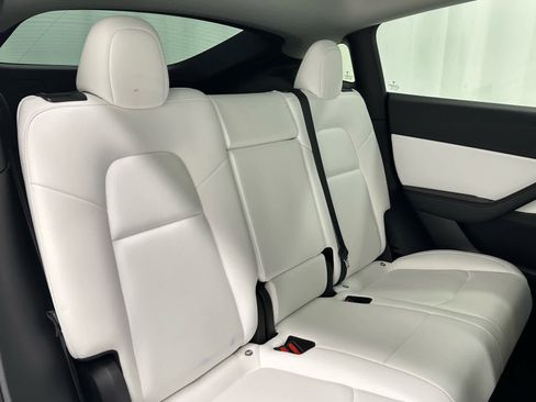 Used 2022 Tesla Model Y Long Range image 21