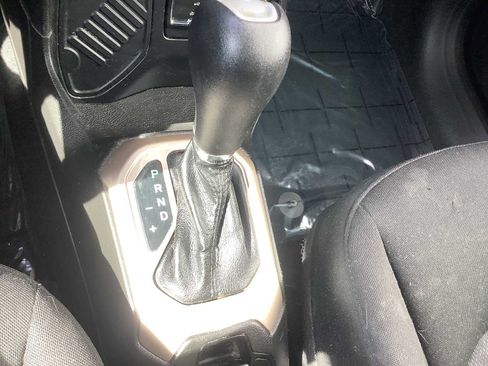 Used 2017 Jeep Renegade Latitude FWD image 17