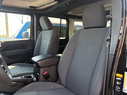 Used 2024 Jeep Wrangler Unlimited w/ Convenience Group AWD/4WD image 16