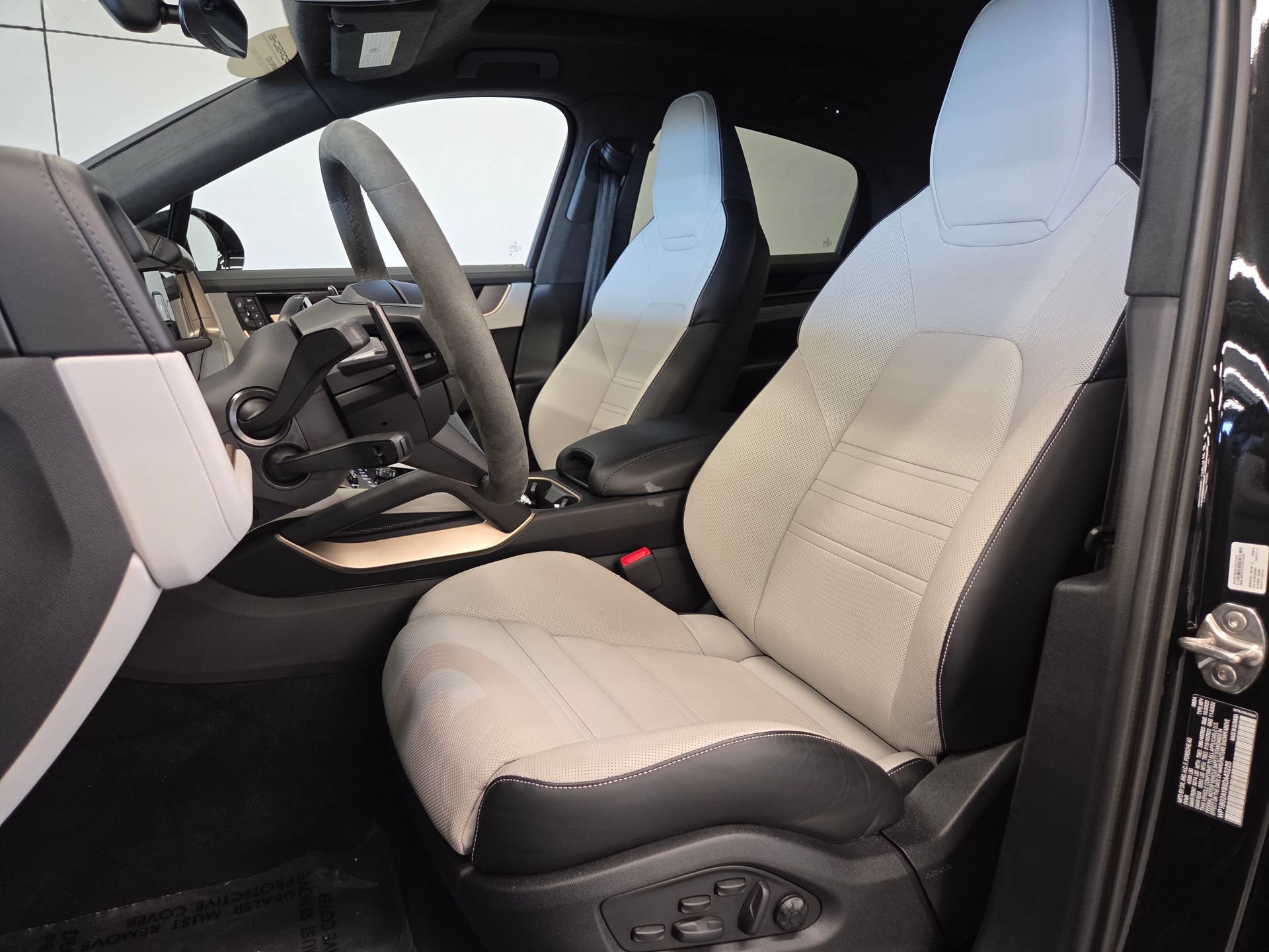 Certified 2025 Porsche Cayenne GTS AWD/4WD image 5