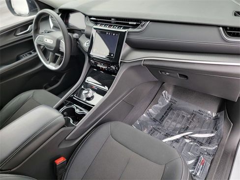 Certified 2023 Jeep Grand Cherokee Laredo X image 25