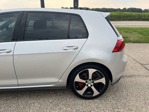 Used 2016 Volkswagen Golf 4-Door FWD image 3