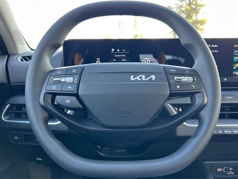 New 2025 Kia K4 LXS image 25