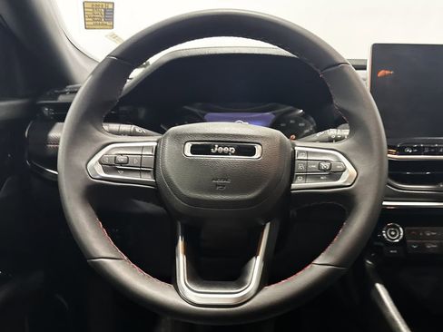 Used 2025 Jeep Compass Trailhawk AWD/4WD image 4