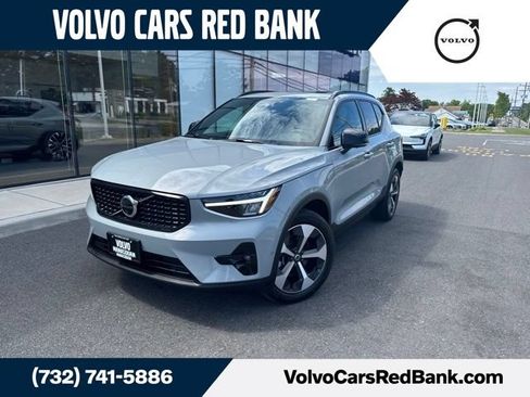 Used 2025 Volvo XC40 B5 Plus AWD/4WD image 1