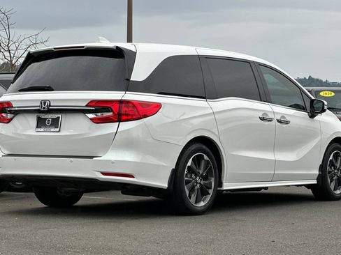 Used 2024 Honda Odyssey Elite image 2
