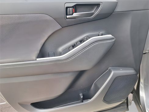 Used 2024 Toyota Highlander LE image 33