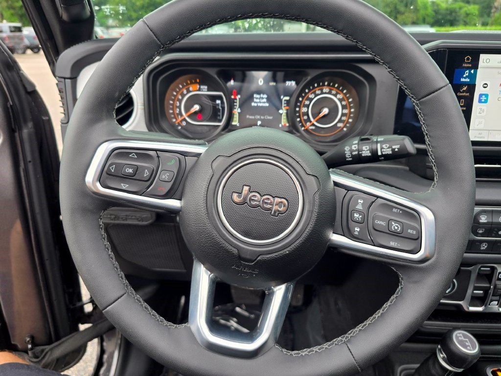 Used 2026 Jeep Wrangler Unlimited Sahara AWD/4WD image 17