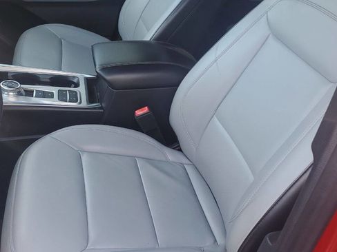 Used 2021 Ford Explorer XLT w/ Equipment Group 202A image 11