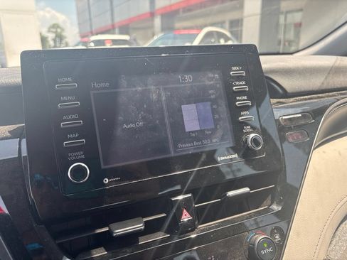Used 2021 Toyota Camry SE FWD image 3