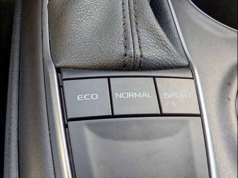 Used 2022 Toyota Camry LE image 12