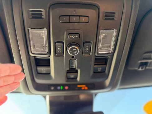 Used 2023 GMC Yukon SLT w/ SLT Luxury Package image 21